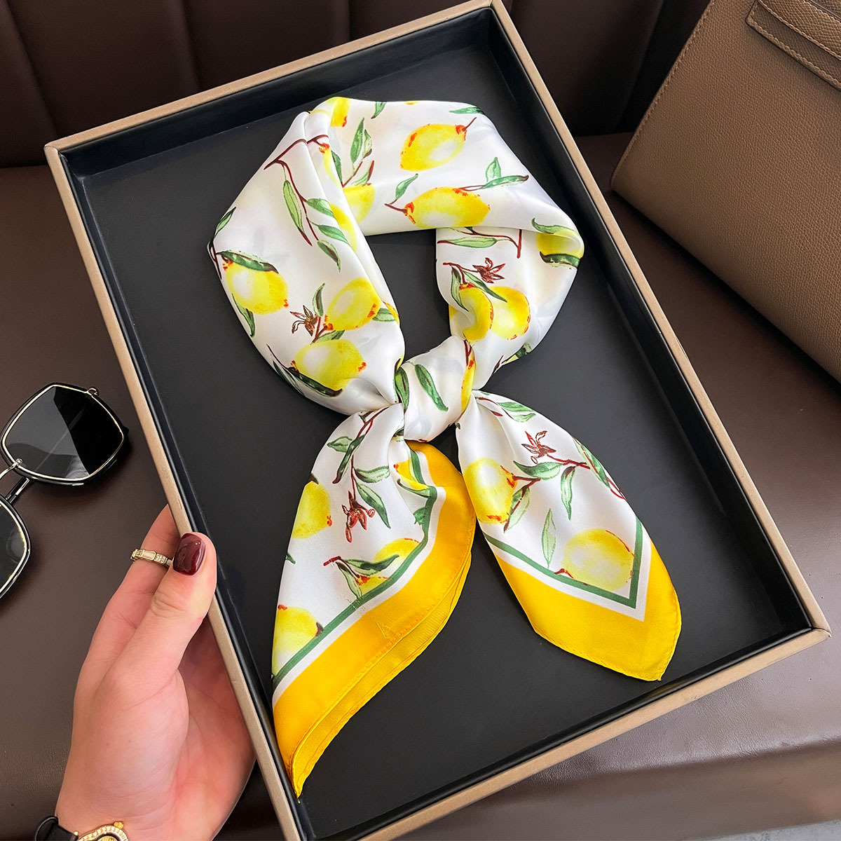Luxury Yellow Lemon Print Squa - đánh giá và giá Luxury Bags Yellow