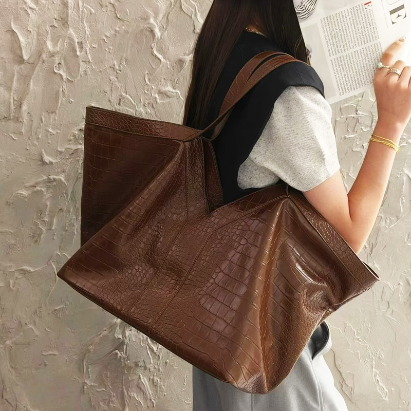 Oversized Crocodile Pattern To - đánh giá và giá Luxury Bags 2026